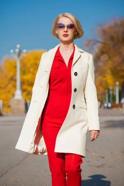 Ung Vacker Blond Kvinna Beige Rock Promenader Höstparken — Stockfoto