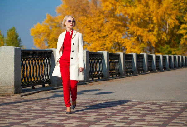 Young Beautiful Blonde Woman Beige Coat Walks Autumn Park — Stock Photo, Image