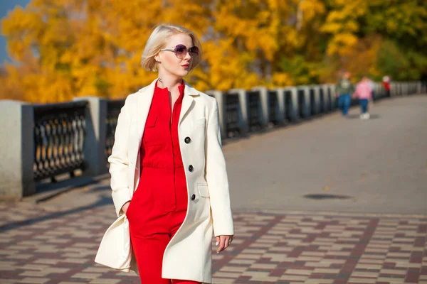 Giovane Bella Donna Bionda Cappotto Beige Passeggiate Nel Parco Autunnale — Foto Stock