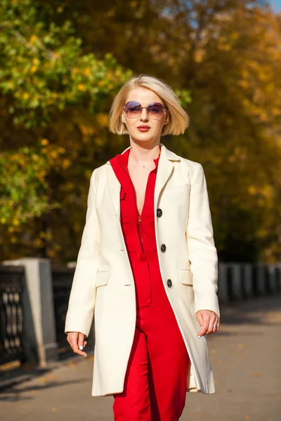 Young Beautiful Blonde Woman Beige Coat Walks Autumn Park — Stock Photo, Image