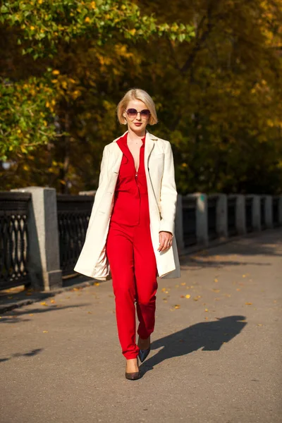 Giovane Bella Donna Bionda Cappotto Beige Passeggiate Nel Parco Autunnale — Foto Stock