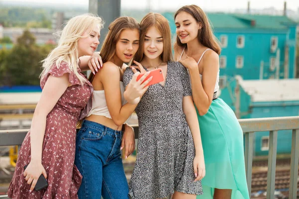 Quatre Jeunes Copines Prennent Selfie Sur Smartphone — Photo