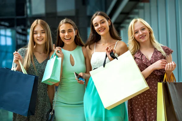 四个年轻的女朋友正在商场里购物 — 图库照片