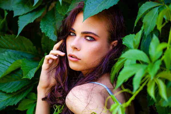 Retrato Cerca Una Joven Hermosa Niña Follaje Hiedra Verde — Foto de Stock