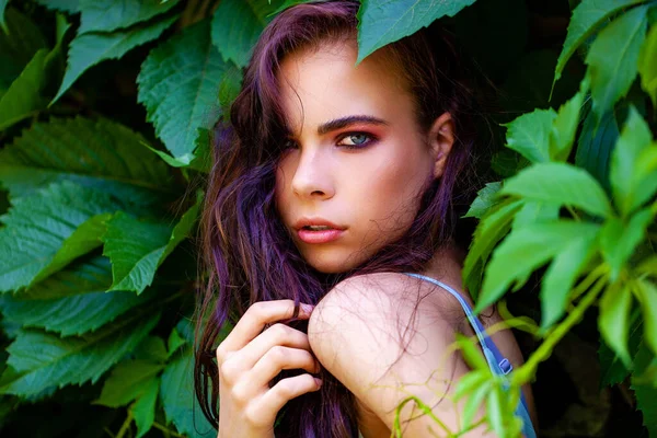 Close Retrato Uma Jovem Menina Bonita Folhagem Hera Verde — Fotografia de Stock