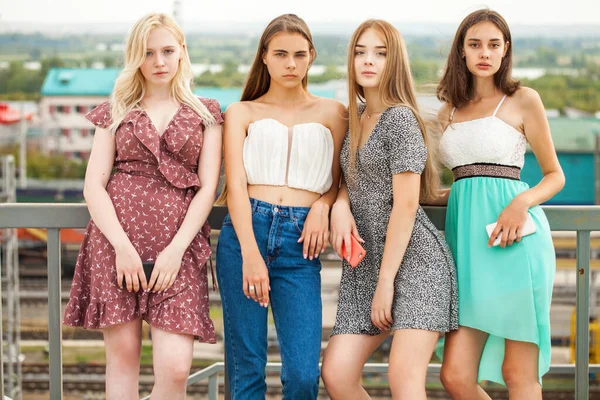 Fyra Unga Vackra Kvinnor Poserar Sommargatan — Stockfoto