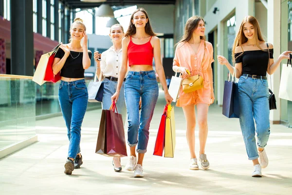 Jóvenes Niñas Felices Están Caminando Centro Comercial — Foto de Stock