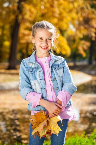 Retrato Una Niña Parque Otoño — Foto de Stock