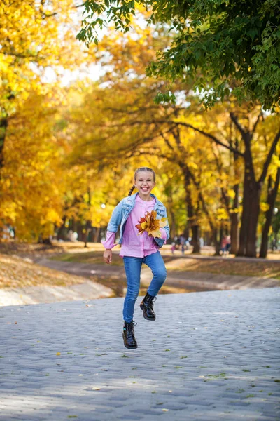 Egy Fiatal Lány Portréja Egy Őszi Parkban — Stock Fotó