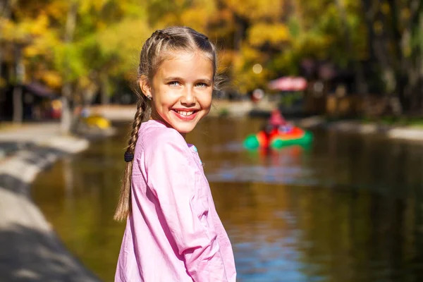 Porträtt Ung Flicka Höstpark — Stockfoto