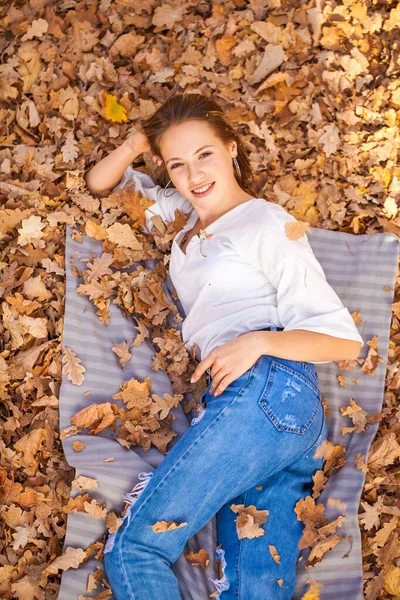 Draufsicht Porträt Einer Schönen Jungen Frau Vor Dem Hintergrund Herbstgelber — Stockfoto