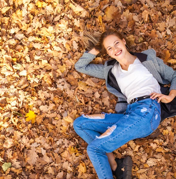 Вид Сверху Портрет Красивой Молодой Женщины Фоне Осенних Желтых Листьев — стоковое фото