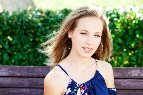 Retrato Cerca Una Joven Hermosa Rubia Parque Verano — Foto de Stock