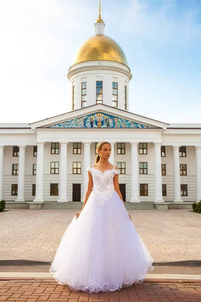 Retrato Una Joven Con Vestido Blanco Posando Sobre Fondo Catedral — Foto de Stock