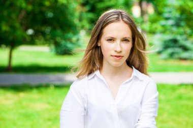 Yaz parkında genç ve güzel bir esmer kızın portresi.