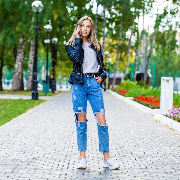 Retrato Completo Uma Jovem Com Uma Camisola Jeans Rasgados Posando — Fotografia de Stock