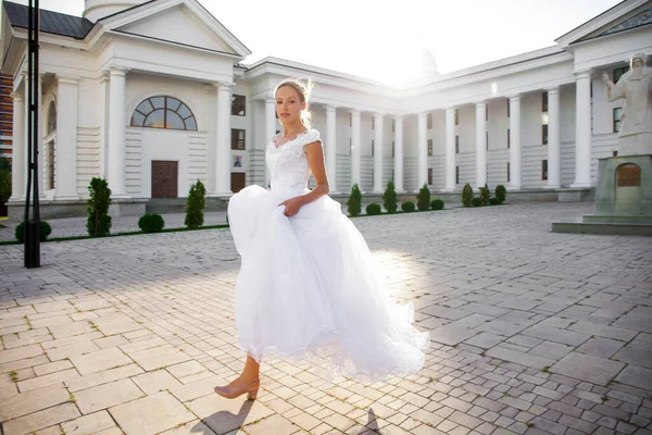 Portret Van Een Jong Meisje Een Witte Baljurk Poserend Tegen — Stockfoto