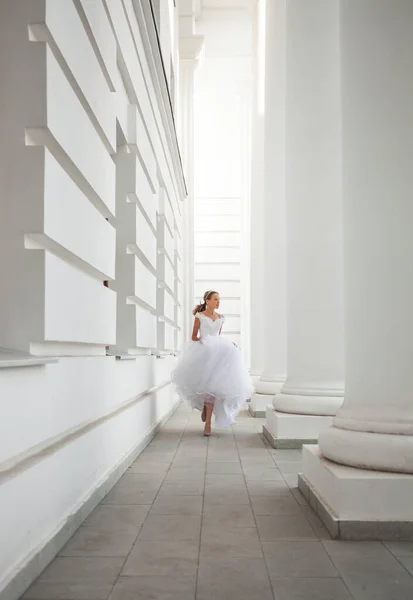 Retrato Una Joven Con Vestido Blanco Posando Sobre Fondo Catedral —  Fotos de Stock