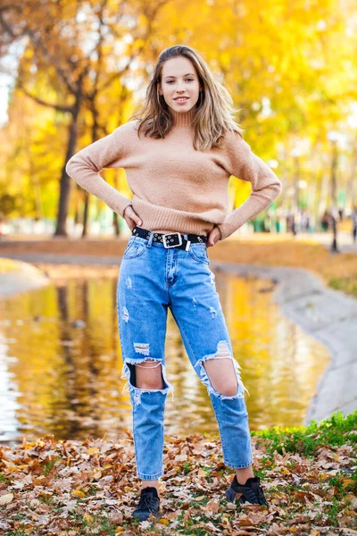 Retrato Completo Uma Jovem Com Uma Camisola Jeans Rasgados Posando — Fotografia de Stock