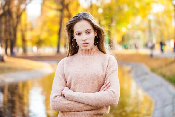 Retrato Cerca Una Joven Hermosa Rubia Jersey Beige — Foto de Stock