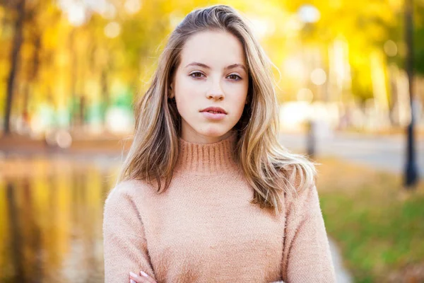 Close Retrato Uma Jovem Linda Menina Loira Camisola Bege — Fotografia de Stock