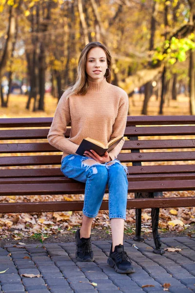 Bella Ragazza Con Libro Siede Una Panchina Parco Autunnale — Foto Stock