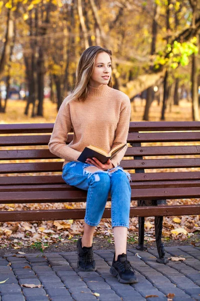 Belle Jeune Fille Avec Livre Assis Sur Banc Dans Parc — Photo