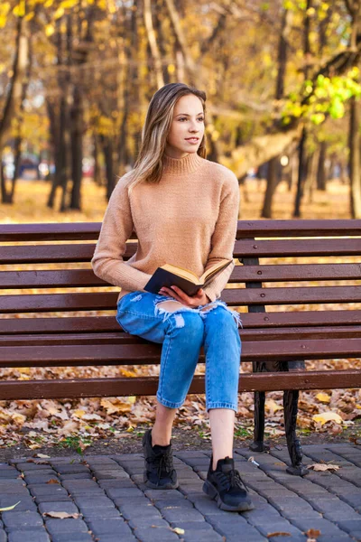 Belle Jeune Fille Avec Livre Assis Sur Banc Dans Parc — Photo