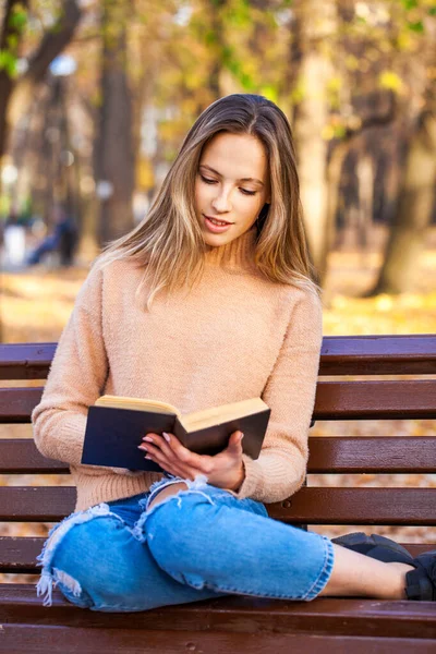 Όμορφη Νεαρή Κοπέλα Ένα Βιβλίο Κάθεται Ένα Παγκάκι Ένα Πάρκο — Φωτογραφία Αρχείου