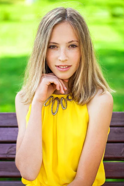 Close Retrato Uma Jovem Bela Mulher Loira Vestido Amarelo — Fotografia de Stock