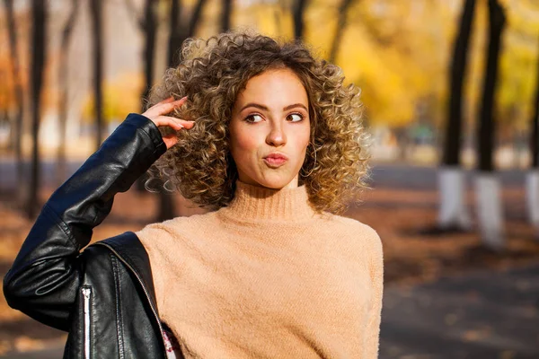 Coiffure Cheveux Bouclés Portrait Une Jeune Belle Fille Dans Parc — Photo