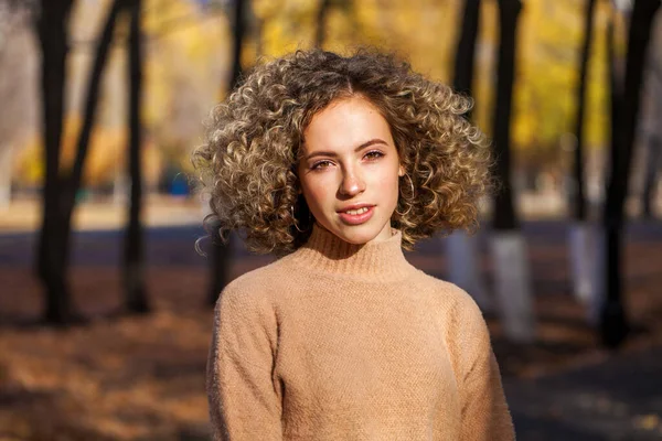 Peinado Pelo Rizado Retrato Una Joven Hermosa Chica Parque Otoño —  Fotos de Stock