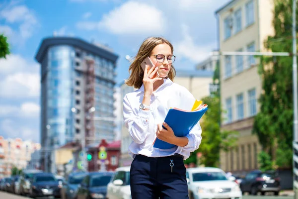 夏の通りを歩くメガネの若い美しいビジネスの女の子の肖像画 — ストック写真