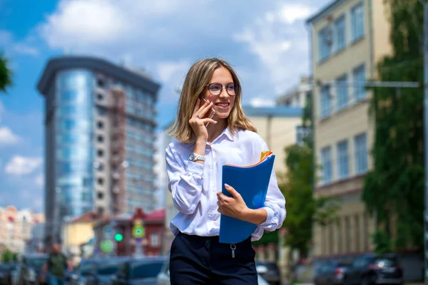 夏の通りを歩くメガネの若い美しいビジネスの女の子の肖像画 — ストック写真