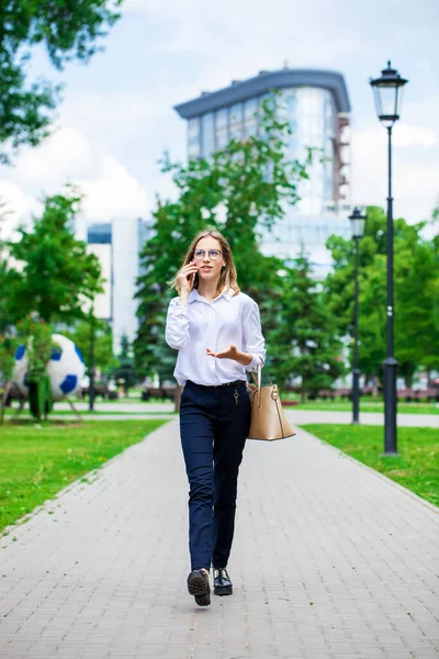 Retrato Una Joven Hermosa Chica Negocios Gafas Caminando Calle Verano — Foto de Stock