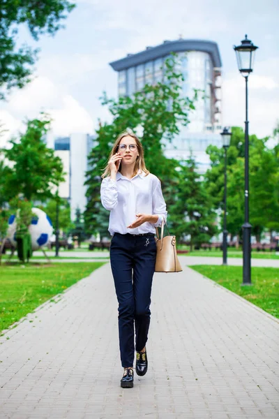 Retrato Uma Jovem Menina Negócios Bonita Óculos Andando Rua Verão — Fotografia de Stock