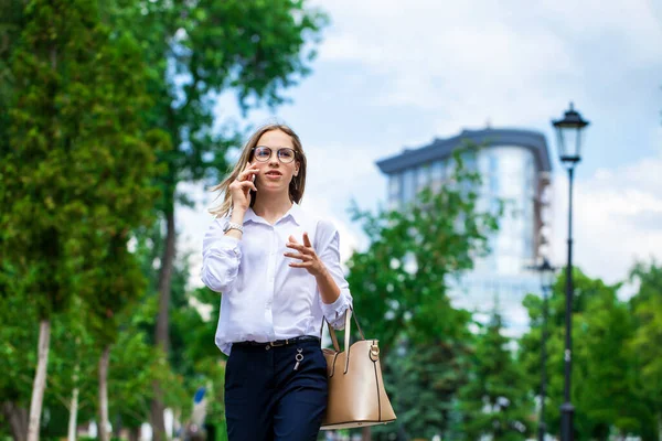 Retrato Uma Jovem Menina Negócios Bonita Óculos Andando Rua Verão — Fotografia de Stock