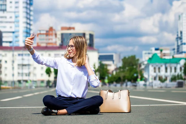 Mladá Krásná Obchodní Dívka Sedí Náměstí — Stock fotografie