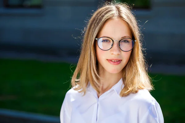 Gözlüklü Genç Güzel Bir Kızı Portresi — Stok fotoğraf