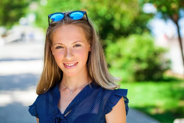 Närbild Porträtt Ung Vacker Blond Kvinna Sommarparken — Stockfoto