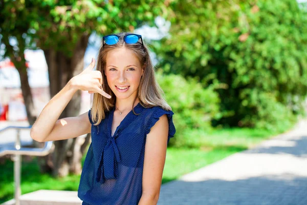 Närbild Porträtt Ung Vacker Blond Kvinna Sommarparken — Stockfoto