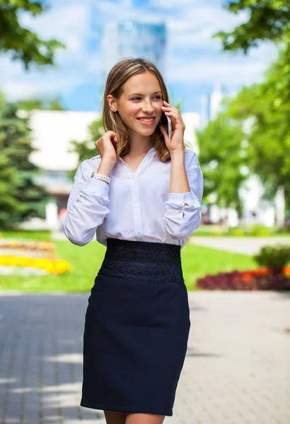 Portret Van Een Jonge Assistente Een Witte Blouse Straat — Stockfoto