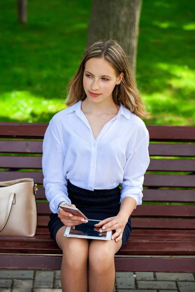 Loira Elegante Menina Negócios Sucesso Camisa Branca Para Tocar Pad — Fotografia de Stock