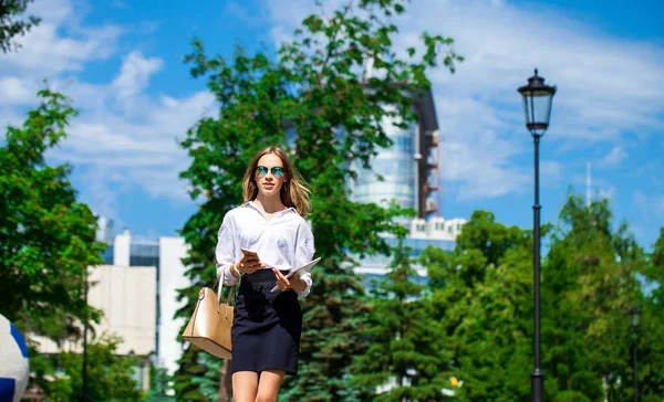 Närbild Porträtt Ung Vacker Blond Flicka Vit Blus Promenader Sommarparken — Stockfoto