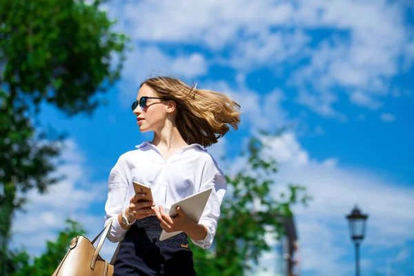 Retrato Cerca Una Joven Hermosa Rubia Blusa Blanca Caminando Parque —  Fotos de Stock