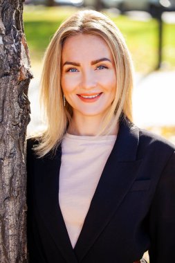 Orta yaşlı güzel bir kadının portresi.