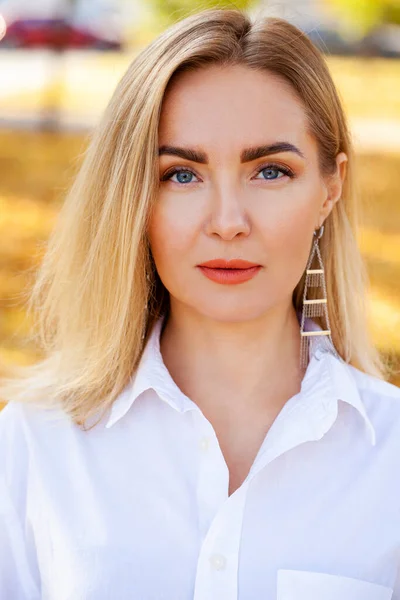 Retrato Una Joven Hermosa Mujer Mediana Edad — Foto de Stock