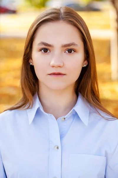 Nahaufnahme Porträt Einer Jungen Schönen Brünetten Frau Herbst Park — Stockfoto