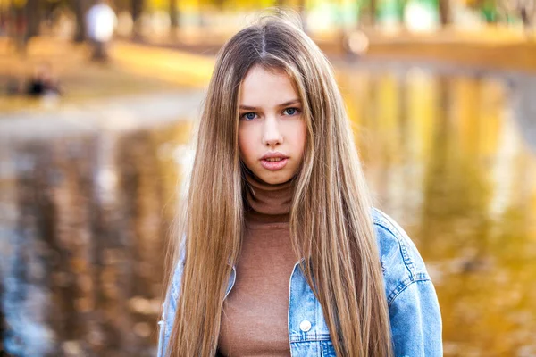 Närbild Porträtt Ung Vacker Blond Kvinna Blå Jeans Jacka — Stockfoto