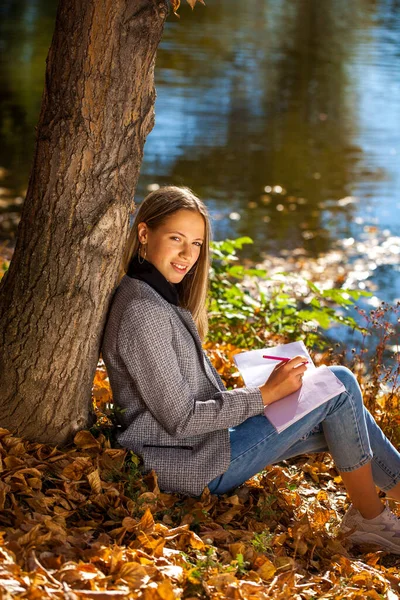 Joven Hermosa Chica Dibuja Con Lápiz Cuaderno Bocetos Parque Otoño — Foto de Stock